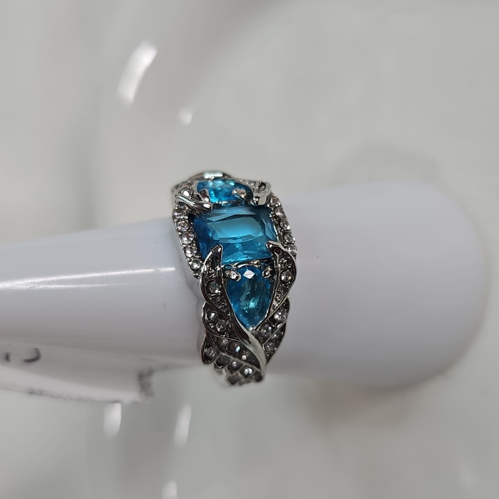 Women's Lake Blue Crystal Rhinestone Fashion Cocktail Ring Silver Plated NWOT - Picture 3 of 6